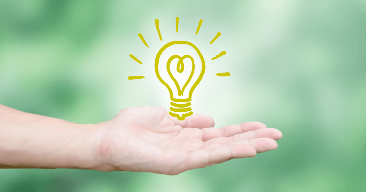 電球マークを持つ手のひら