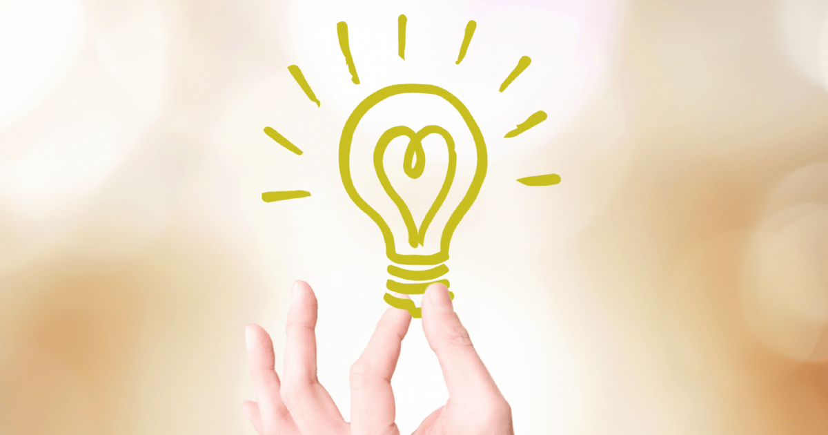 電球マークを持つ指