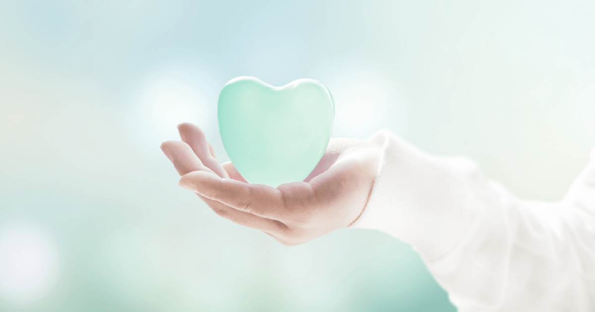 優しくハートを持つ手
