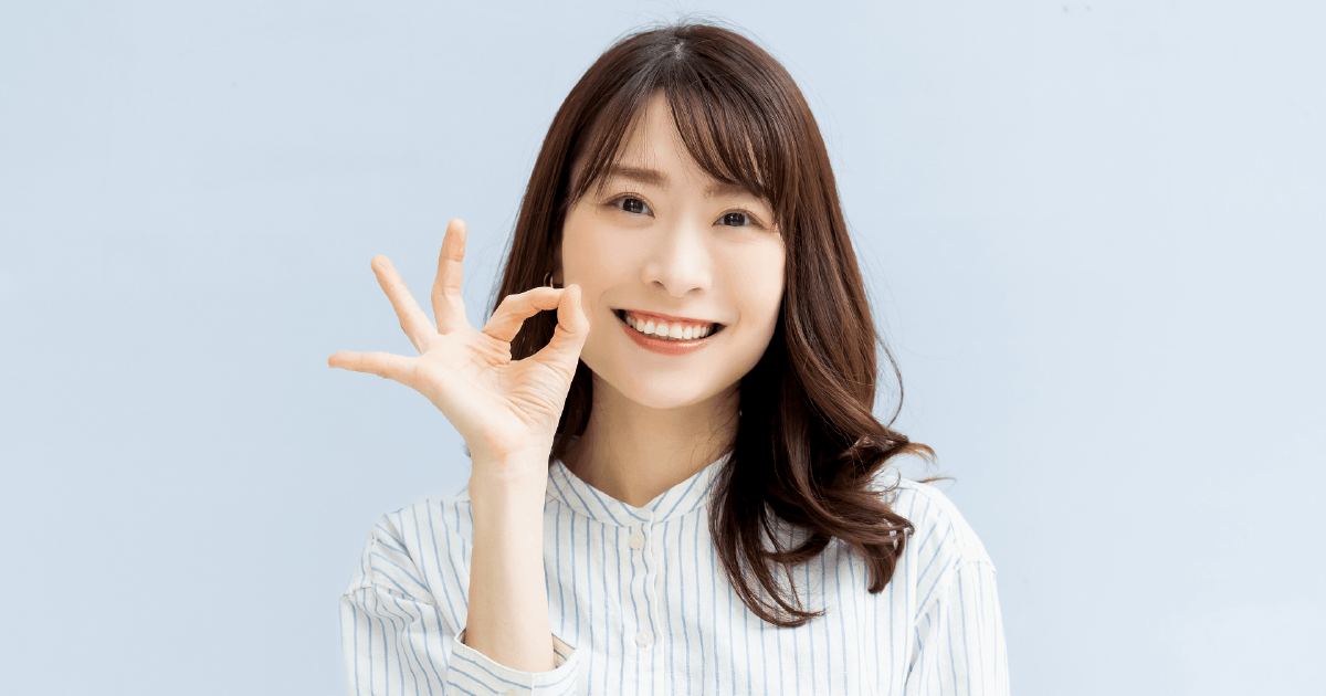 指でOKマークをする女性