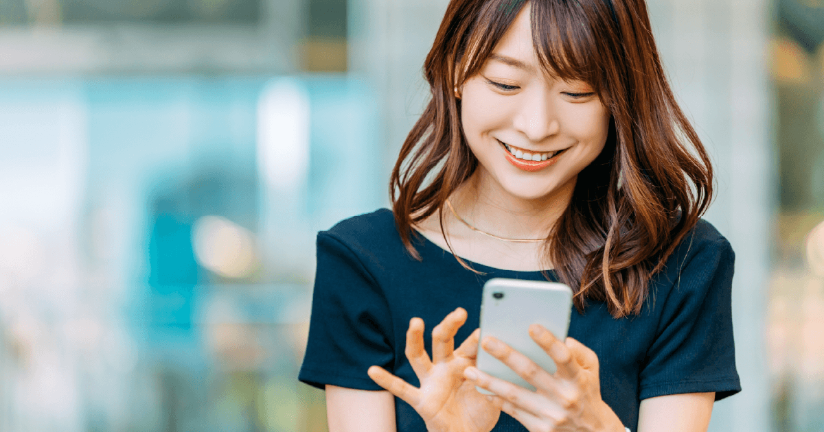スマホを操作する女性