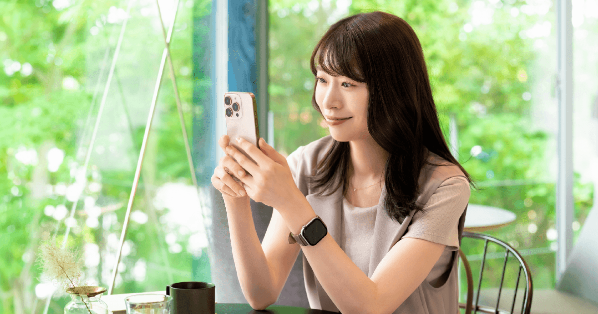 スマホを操作する女性