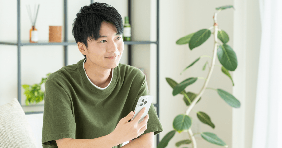 スマホを手に持つ男性