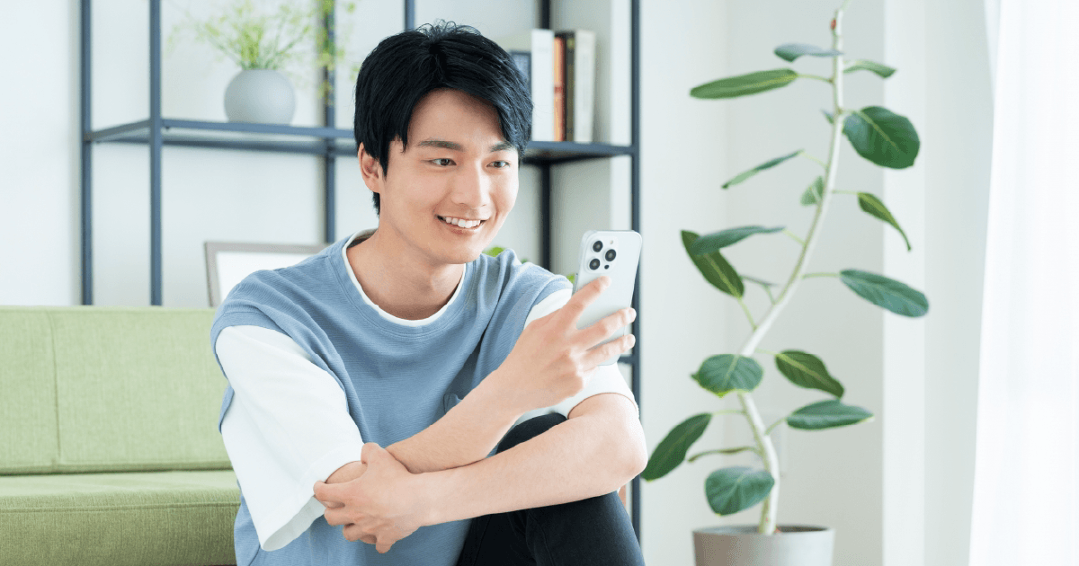 スマホを操作する男性