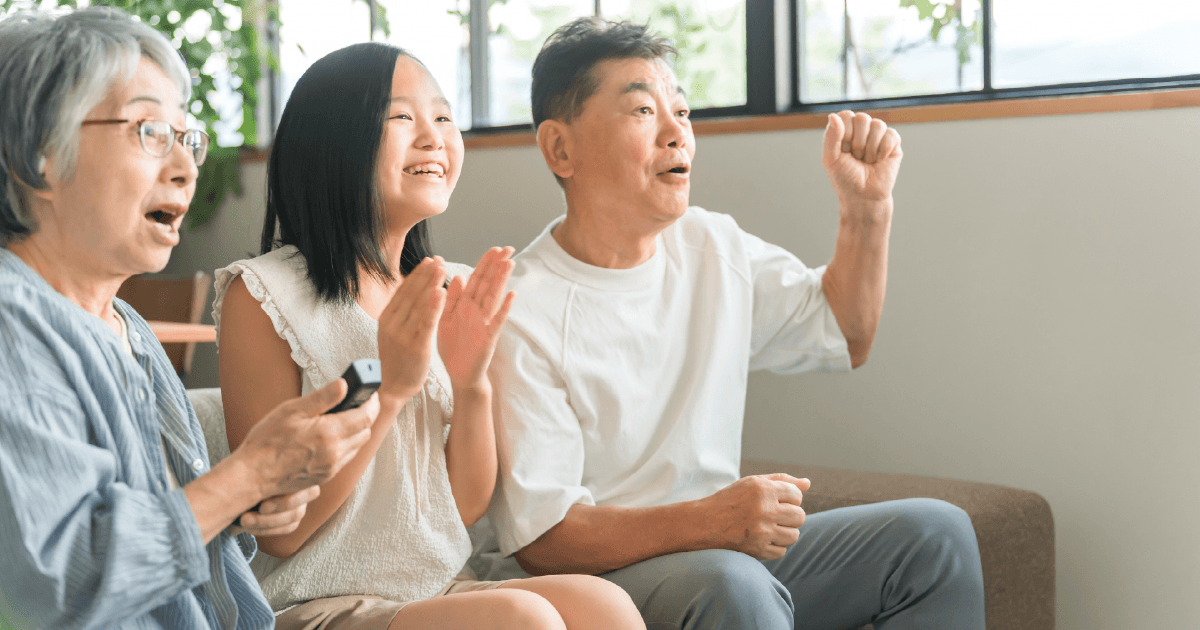 楽しそうにテレビを見る家族