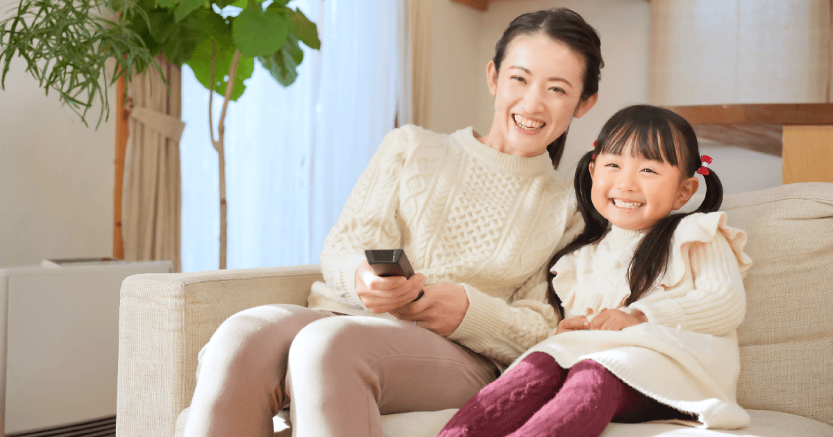 楽しそうにテレビを見る家族