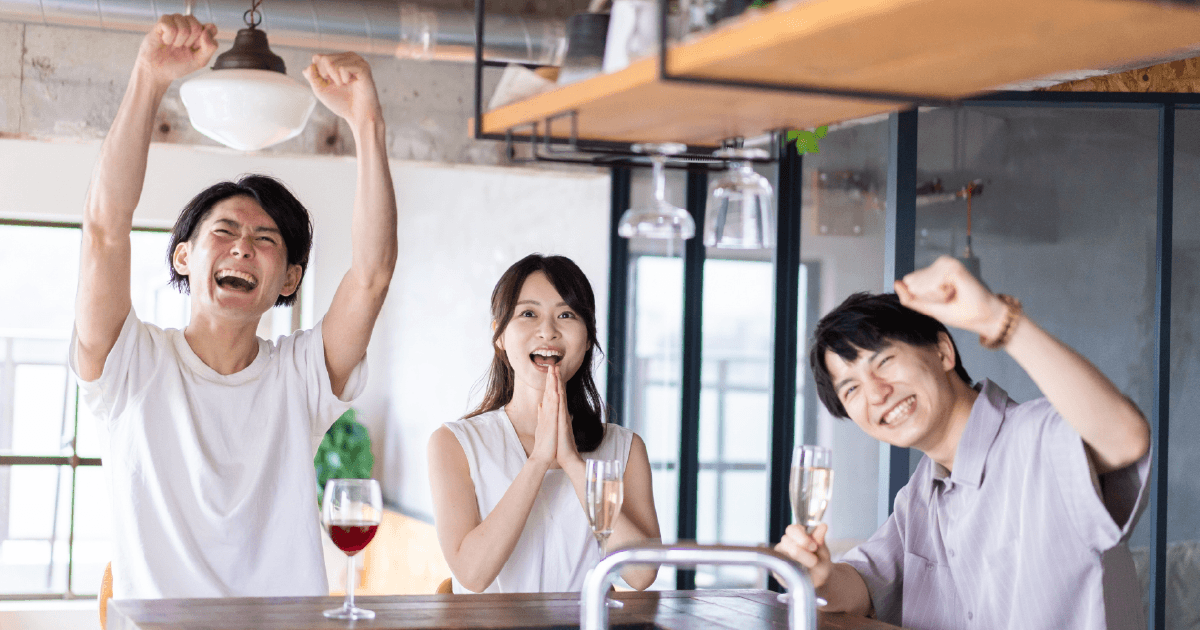 お店で応援する男女グループ