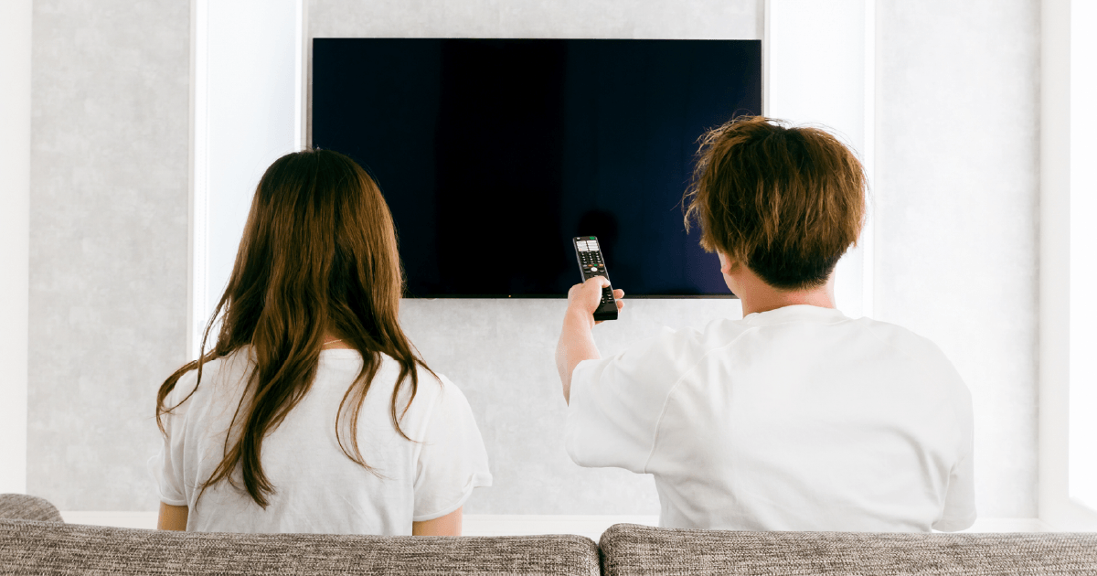 テレビを見る夫婦