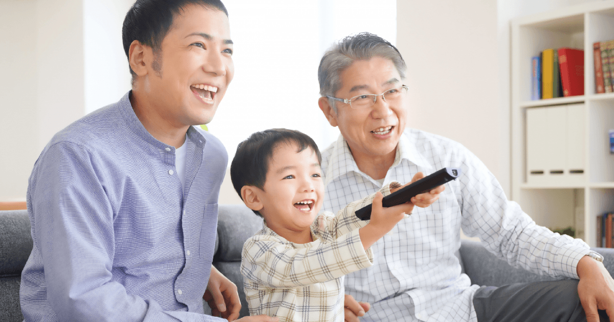 楽しそうにテレビを見る家族