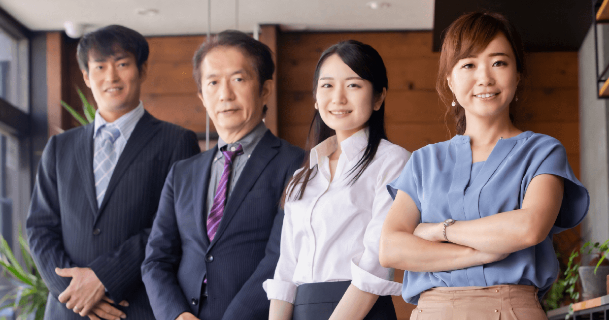 スーツを着た男女