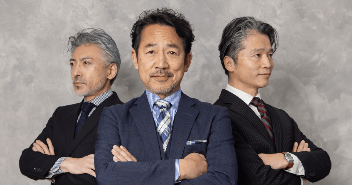 スーツを着て腕を組む男性