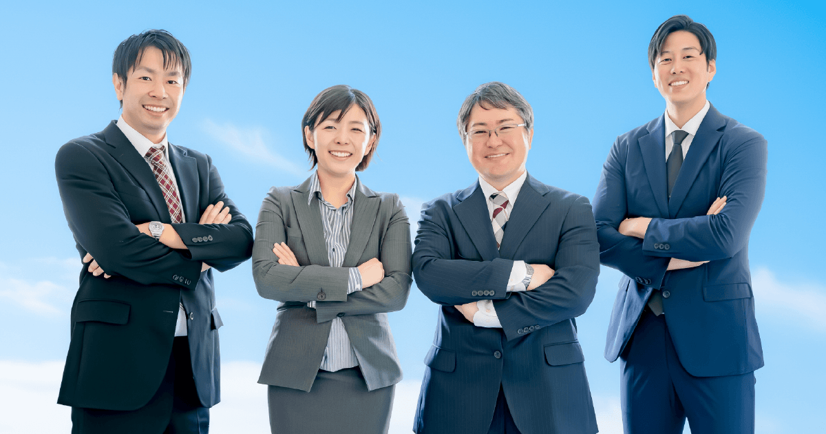 スーツを着た男女