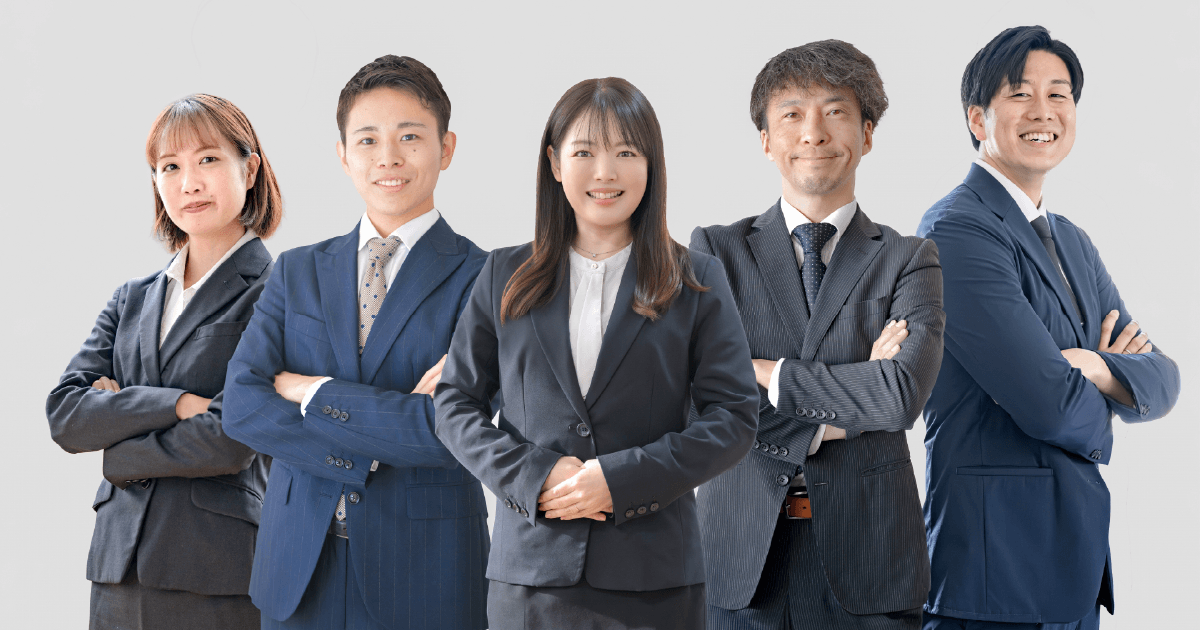 スーツを着た笑顔の男女