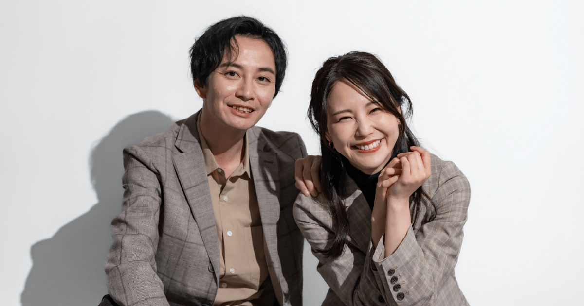 カジュアルスーツの男女