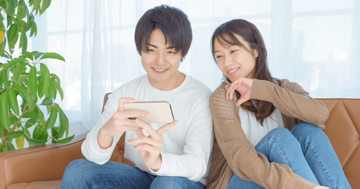 スマホを一緒に見る男性と女性