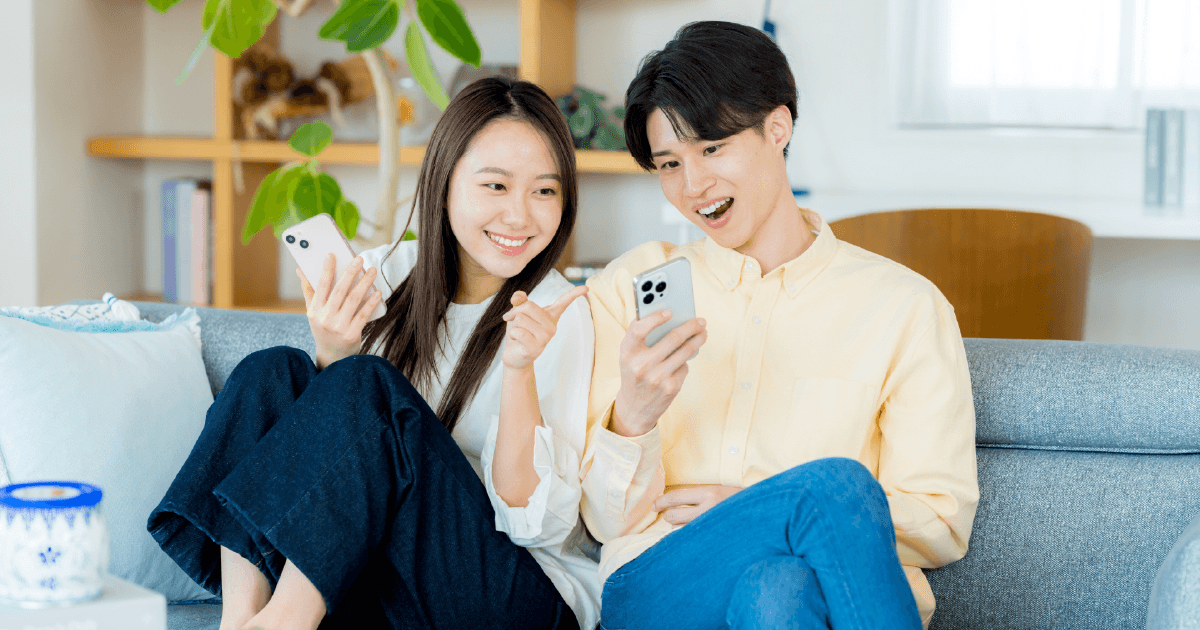 スマホを見ながら話す男性と女性