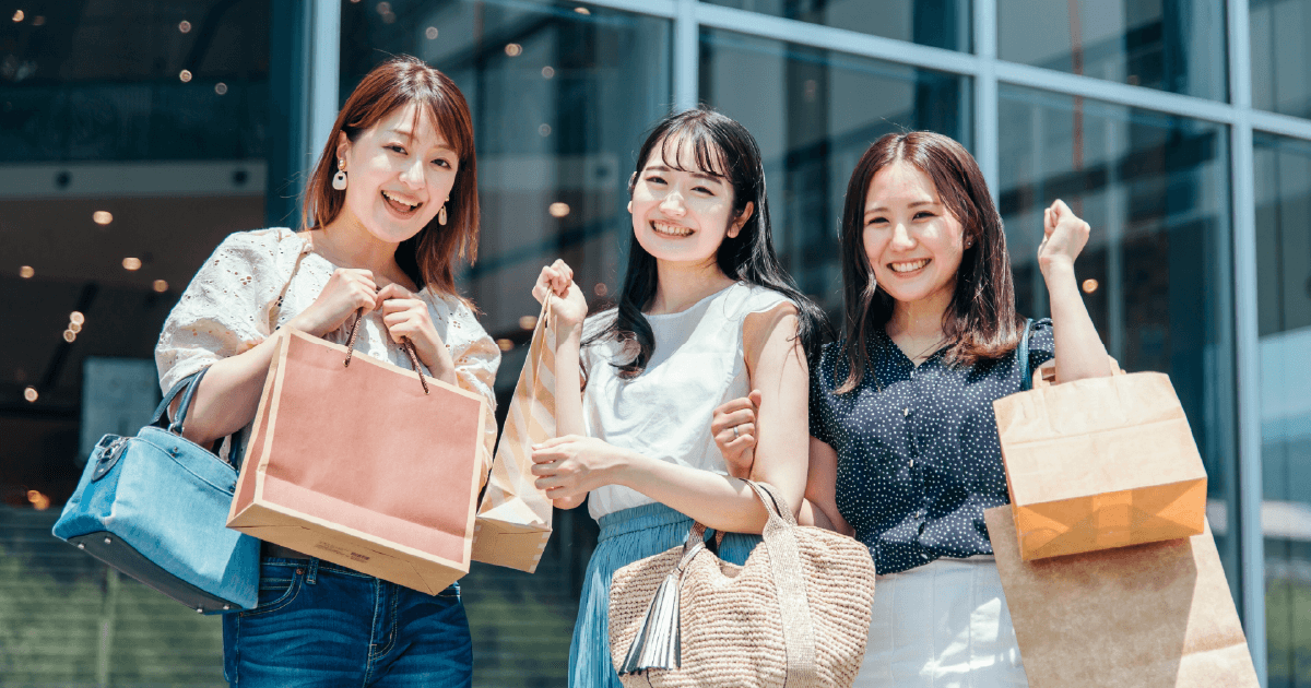 買い物をする女性3人