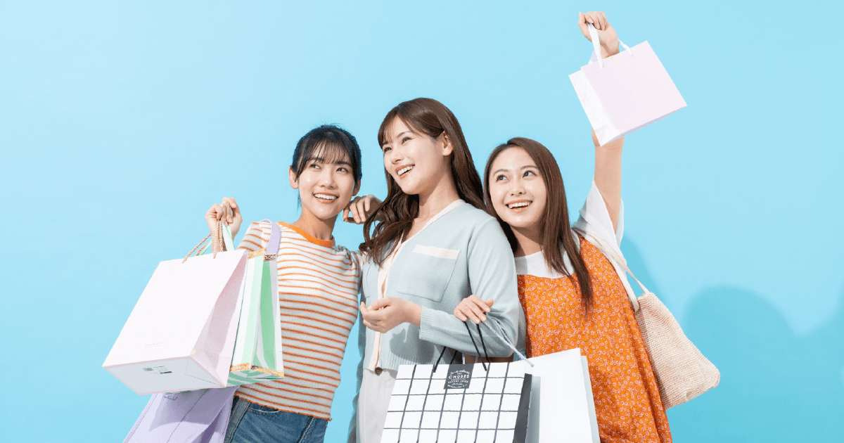 買い物をする女性3人