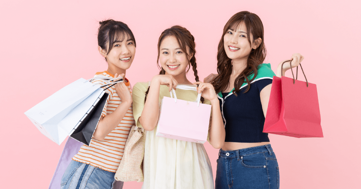 買い物をする女性3人