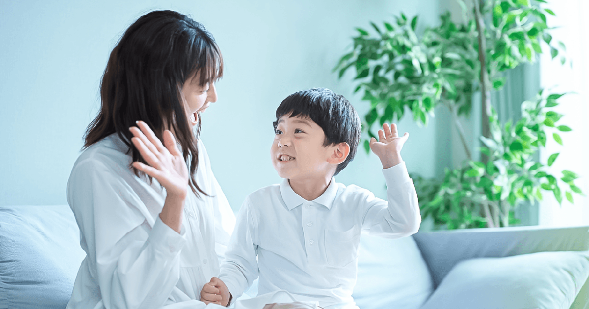ハイタッチをするお母さんと子供