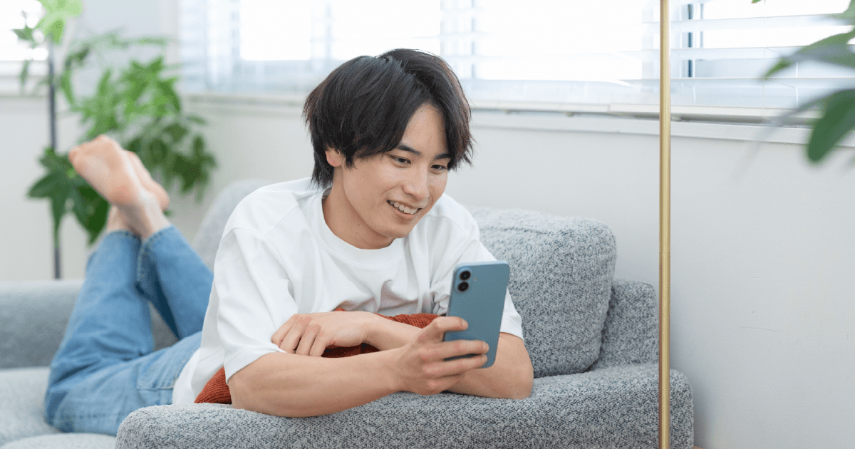 楽しそうにスマホを見る男性