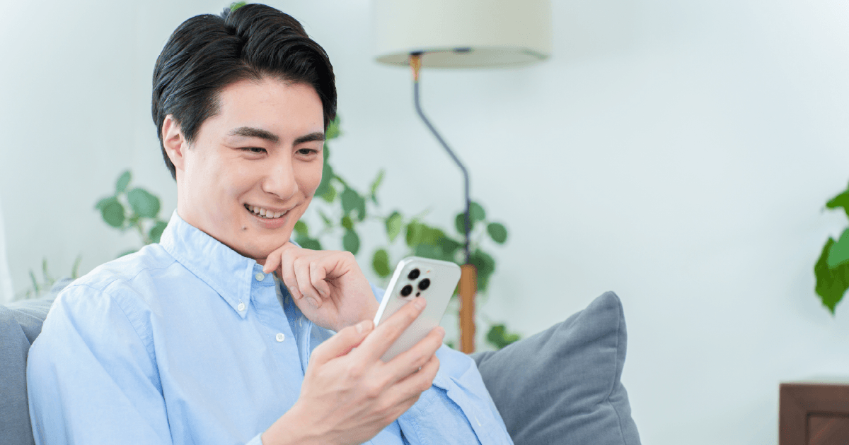 楽しそうにスマホを見る男性
