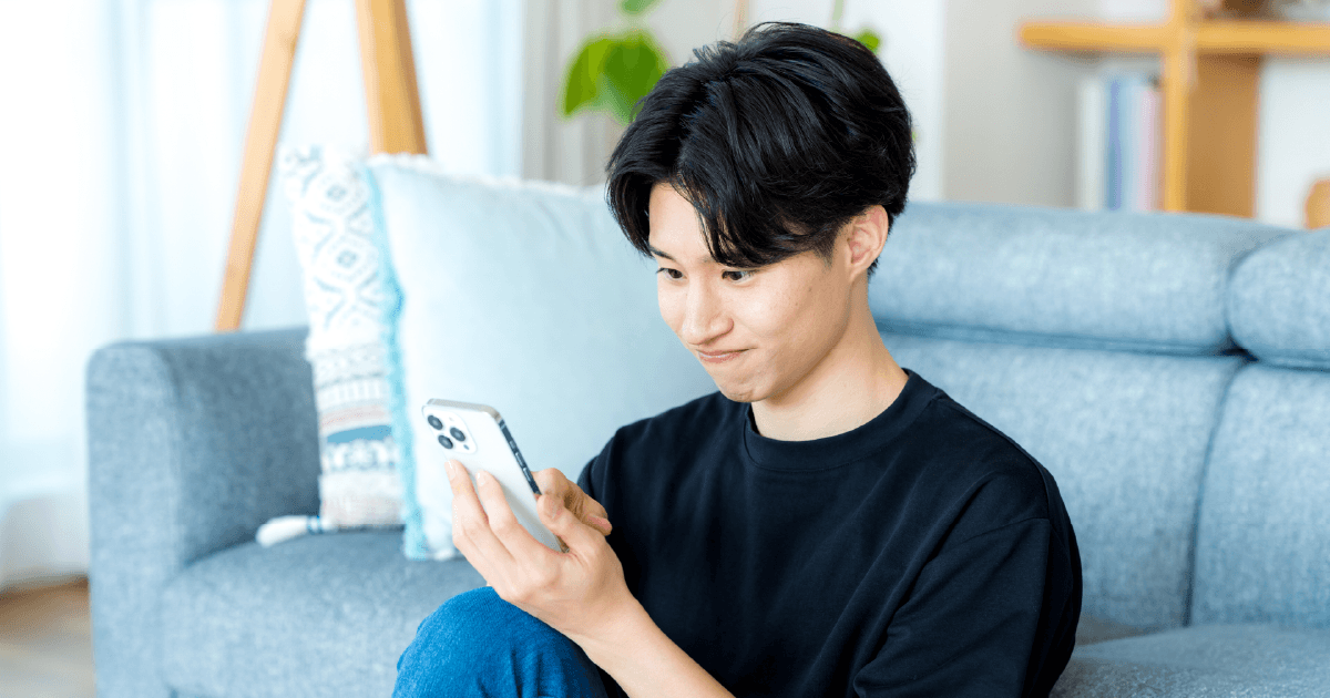 楽しそうにスマホを見る男性